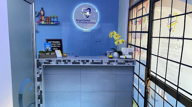 Recepción moderna de la clínica dental Bright Dental Care en Nogales