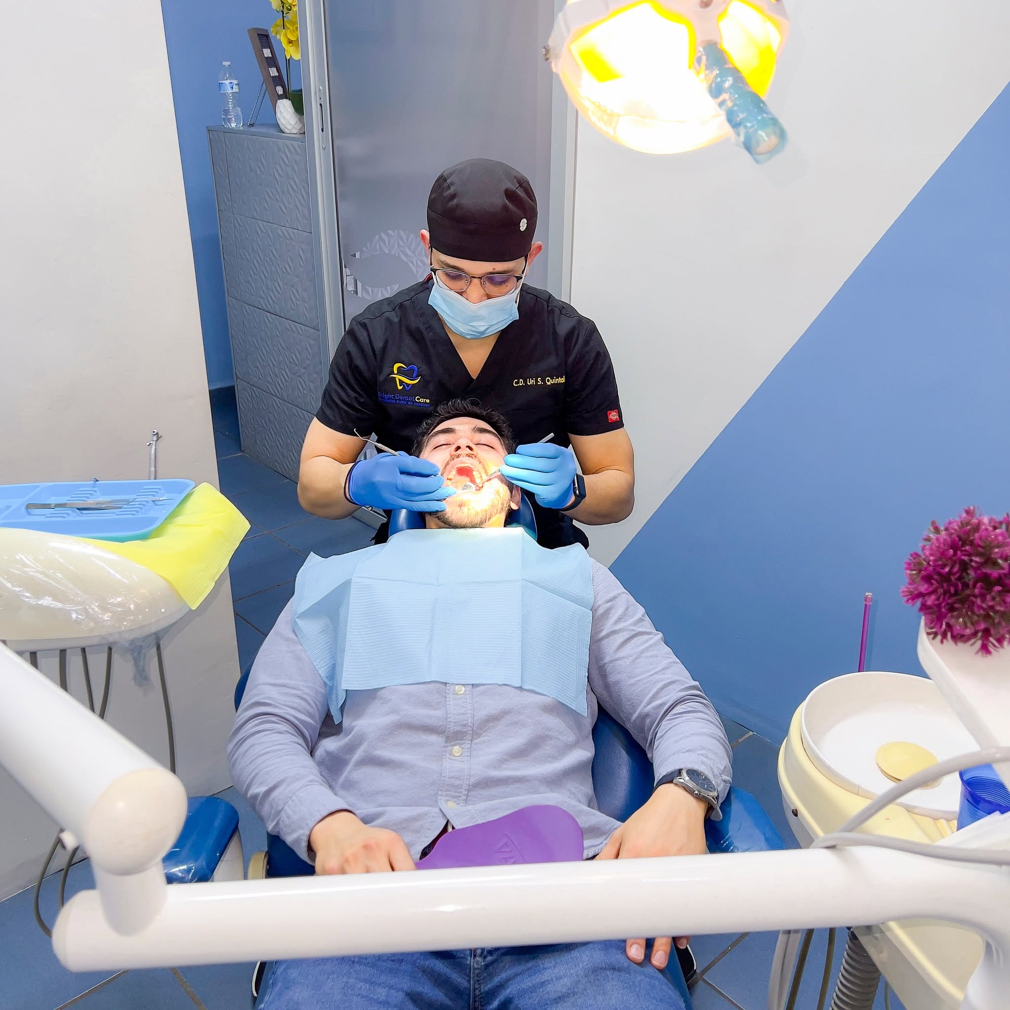 Sala de tratamiento moderna en Bright Dental Care equipada con tecnología de última generación