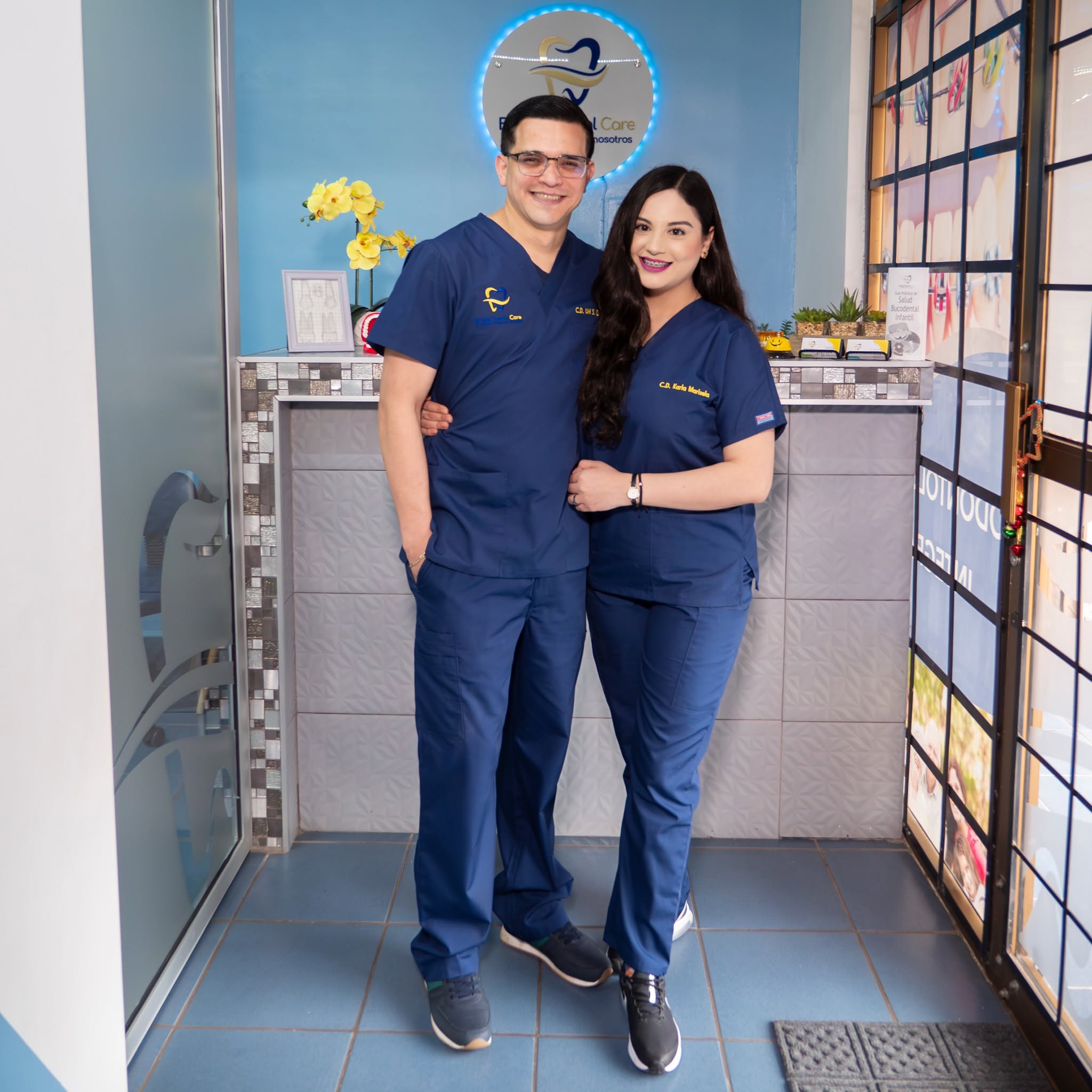 Dra. Karla Marisela junto al equipo dental de Bright Dental Care en Nogales