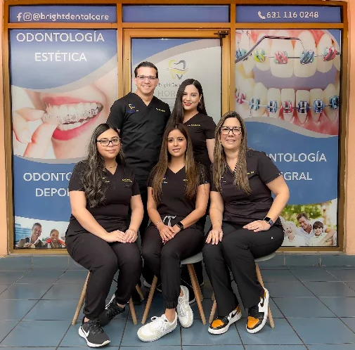 Personal dental de Bright Dental Care brindando atención profesional