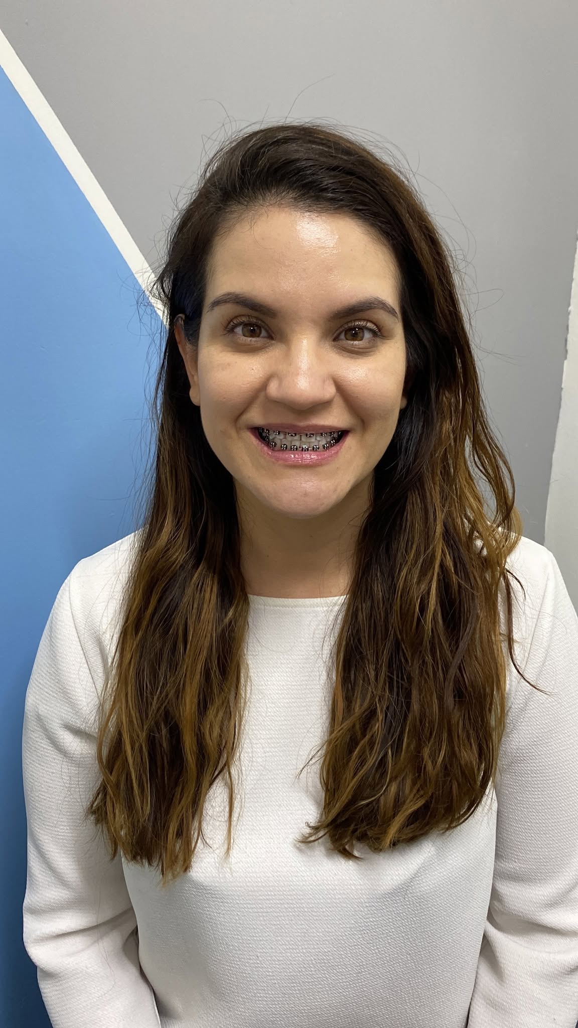 Paciente sonriendo después de su tratamiento dental en Bright Dental Care