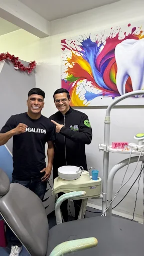 Paciente feliz con su sonrisa renovada en Bright Dental Care