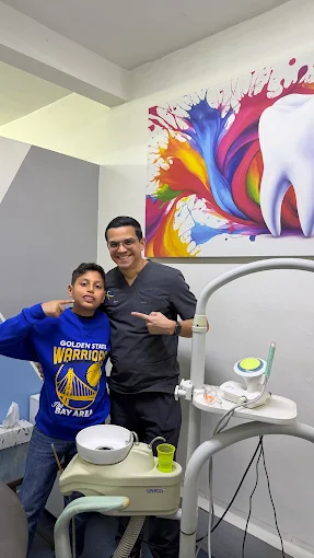 Paciente feliz con su sonrisa renovada en Bright Dental Care