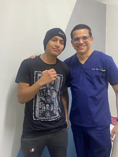Paciente feliz con su sonrisa renovada en Bright Dental Care