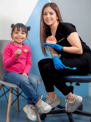 Paciente feliz con su sonrisa renovada en Bright Dental Care