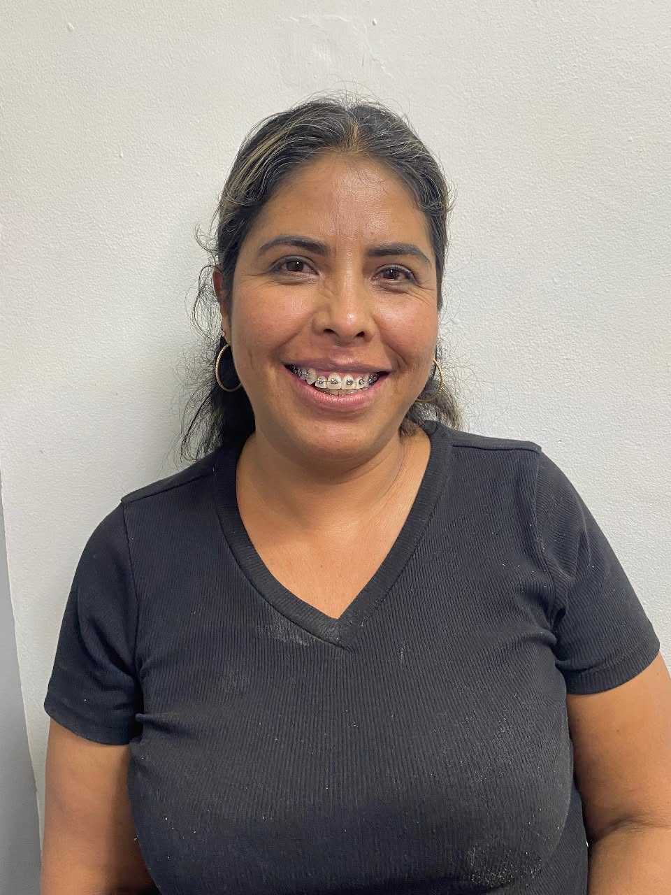Paciente satisfecho con su tratamiento de blanqueamiento dental