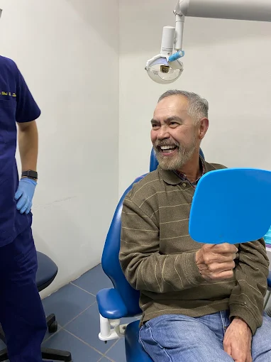 Sonrisa renovada después de tratamiento dental profesional