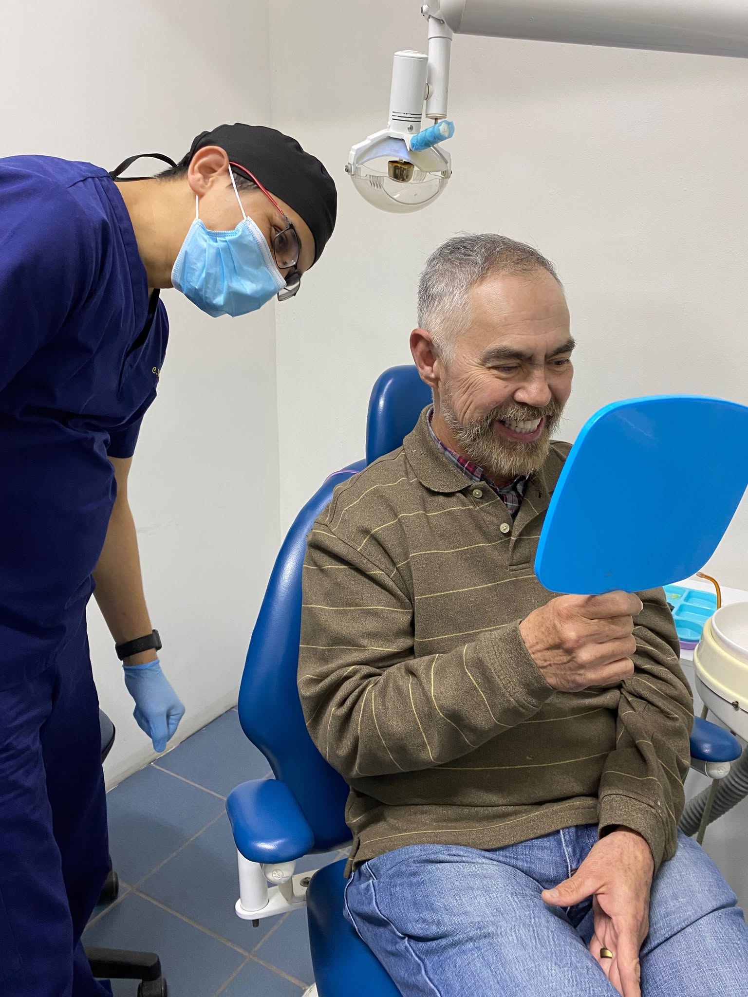 Sonrisa renovada después de tratamiento dental profesional